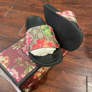 Gucci bloom slides